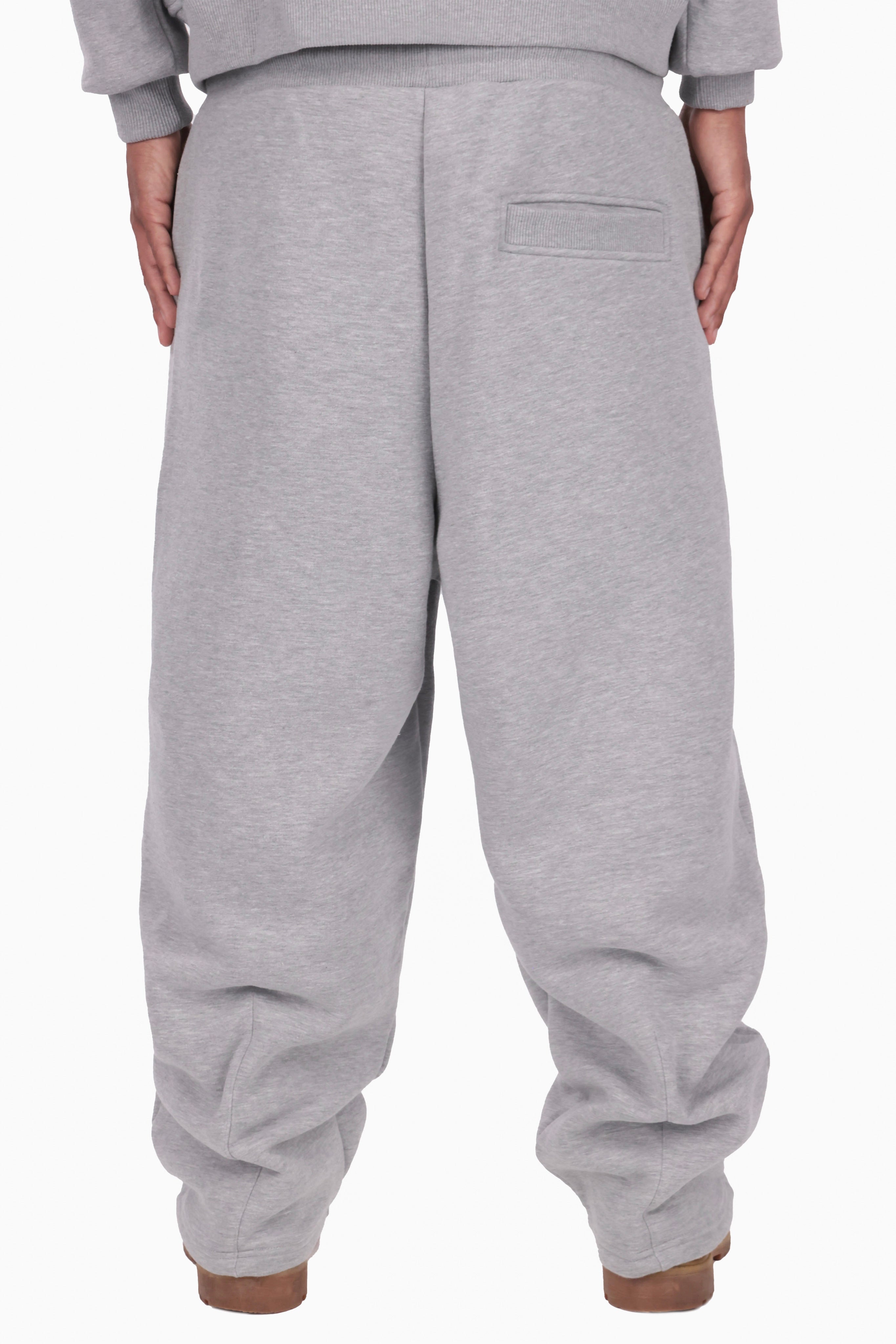 HIGH-END ESSENTIAL SWEATPANTS